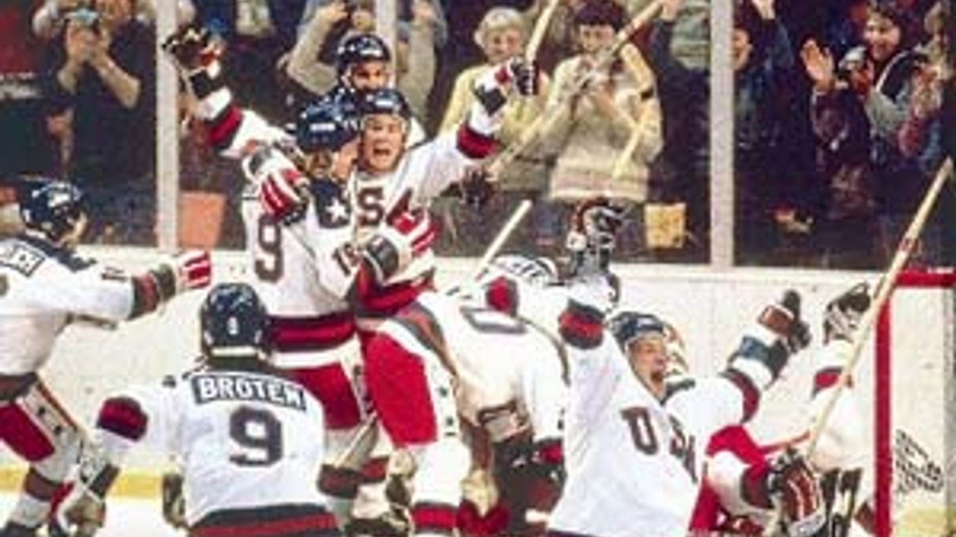 Radosť Američanov zo zlatých medailí na zimnej olympiáde v Salt Lake City. Písal sa 22. február 1980 a tento moment vyhlásila IIHF za najpamätnejšiu hokejovú udalosť storočnice.