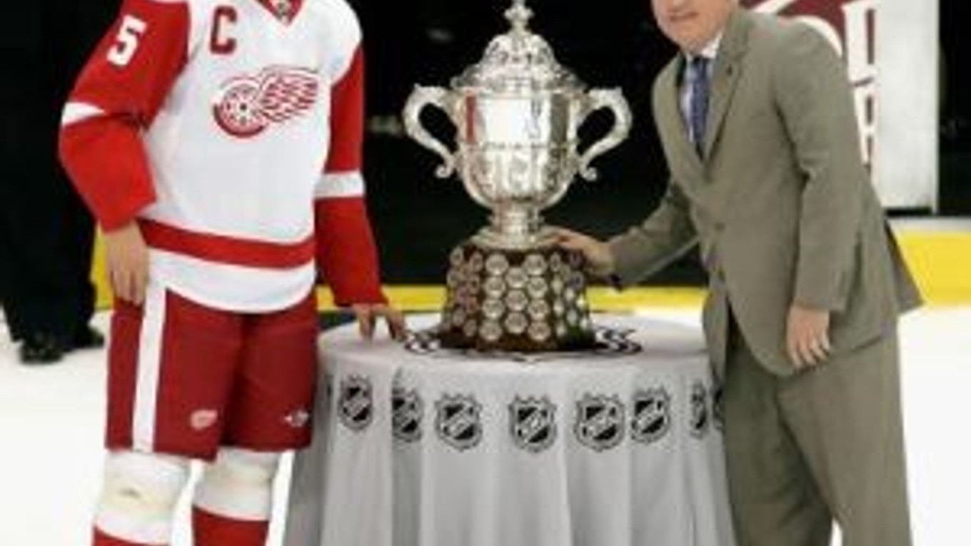 Kapitán Detroitu Nicklas Lidström pózuje po postupe do finále NHL s trofejou (Clarence S. Campbell Bowl) pre najlepší tím Západnej konferencie. Na snímke je aj hlavný komisár NHL Bill Daly.