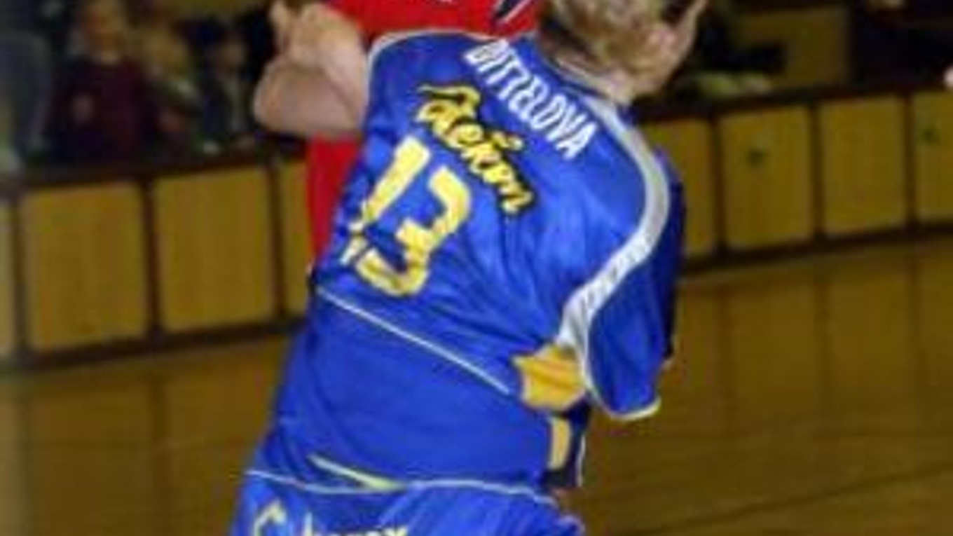 Michaela Vachová (ŠKP) a Anna Dittelová počas stretnutia ŠKP Bratislava - Iuventa Michalovce