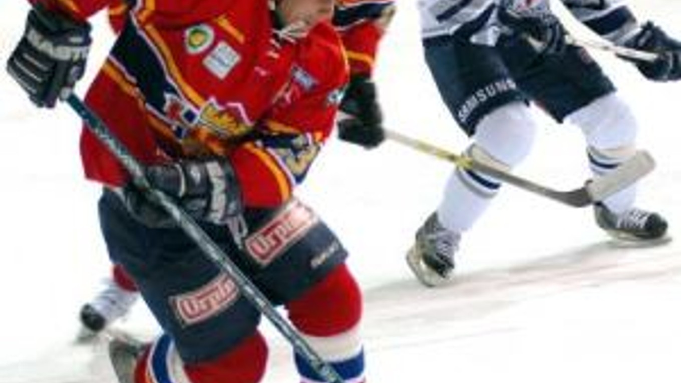 Zvolenskí útočníci Jan Kopecký (s pukom) a Luděk Krayzel (uprostred), sledovaní bratislavským Martinom Hujsom (vpravo) počas zápasu 22. kola slovenskej hokejovej Slovnaft Extraligy medzi HKm Zvolen a Slovanom Bratislava.