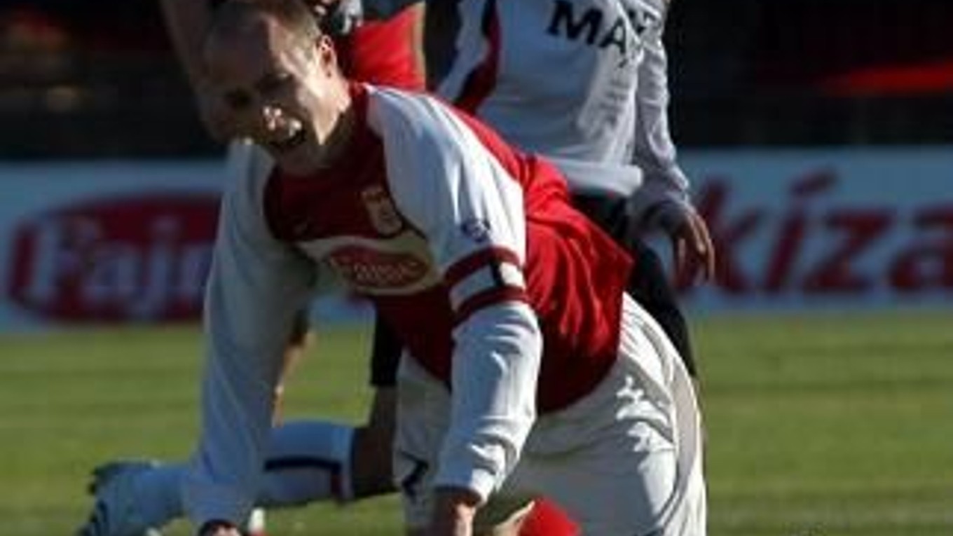 Na snímke Bystričan Marek Seman padá po zákroku hráča Trnavy Kamila Kopúneka