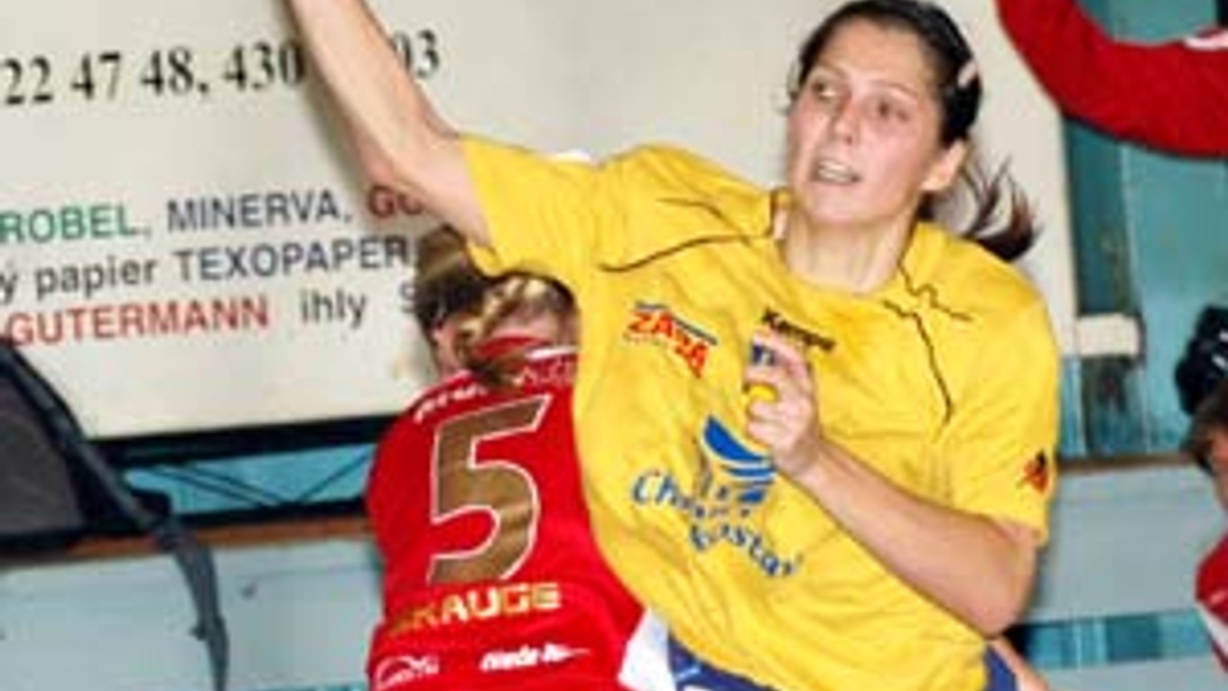 Tobiášová (s loptou) bola s 13 gólmi najlepšou strelkyňou Michaloviec proti Levangeru.