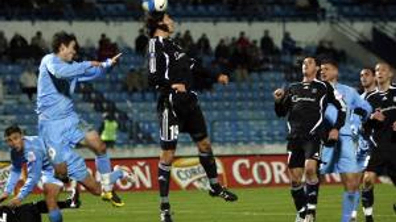 Marián Čišovský (uprostred) dáva hlavou gól počas stretnutia 15. kola Corgoň ligy ŠK Slovan Bratislava - FC Artmedia Petržalka.