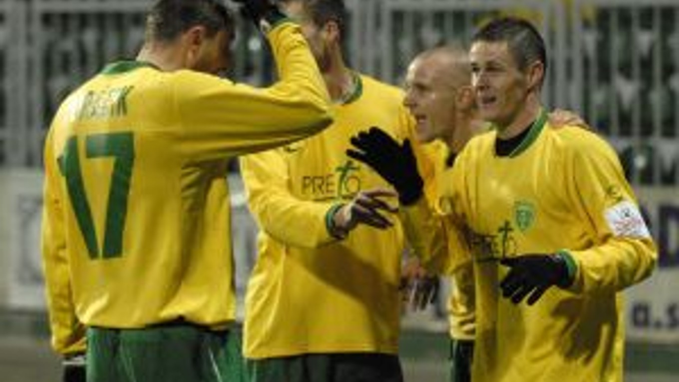 Žilinskí futbalisti po góle do siete Nitry.