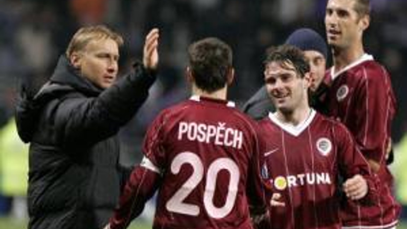 Karol Kisel oslavuje so spoluhráčmi víťazstvo na trávniku francúzskeho Toulouse