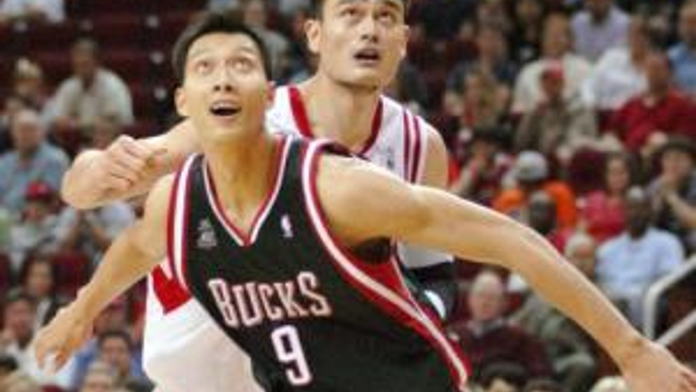 Súboj dvoch čínskych podkošových hráčov Yaa Minga a Yi Jianlina