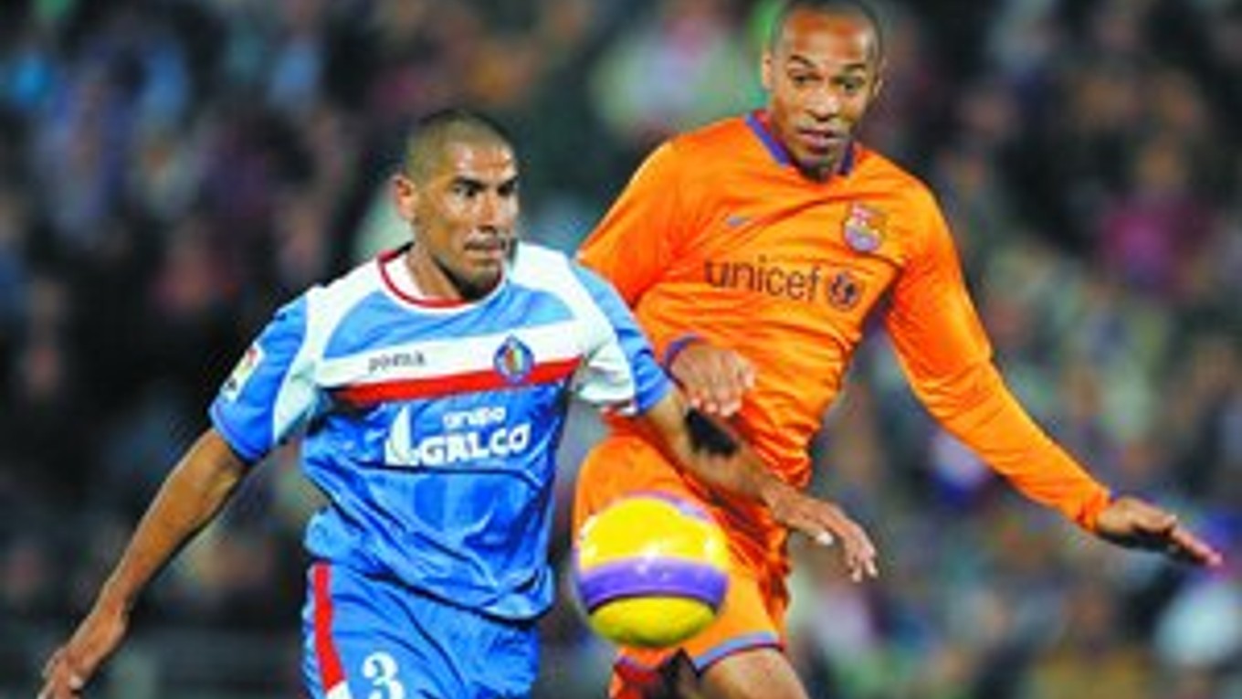 Barcelončan Thierry Henri (vpravo) v súboji s Danielom Diazom z Getafe.