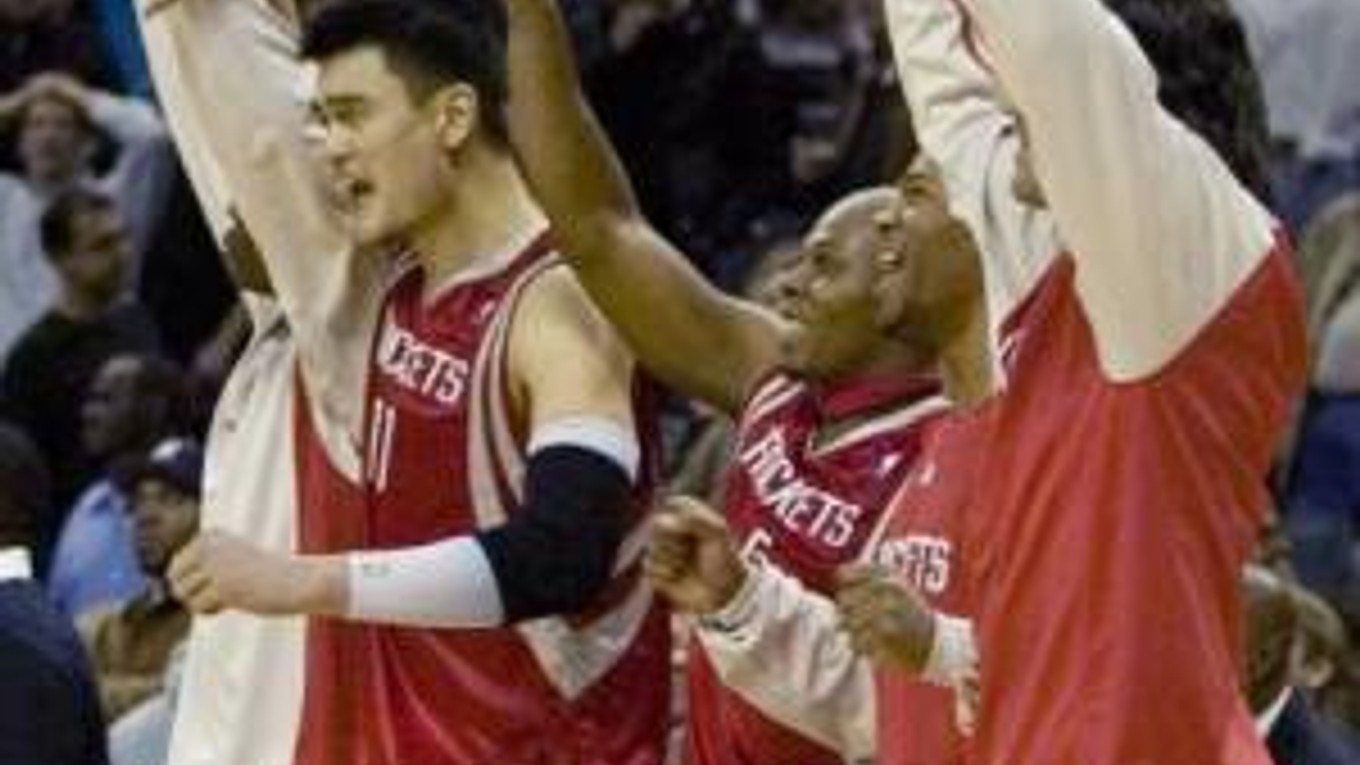 Yao Ming sa teší so spoluhráčmi z víťazsta nad Charlotte Bobcats.