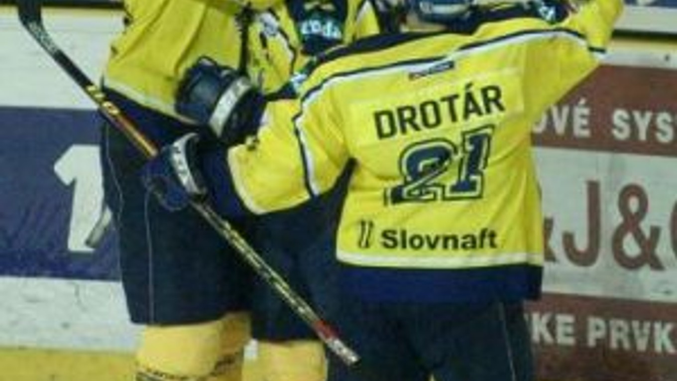 Kežmerok šokoval Trenčín, zvíťazil na jeho ľade 3:0.