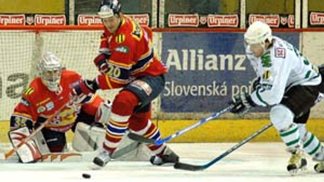 Brankár Zvolena Vladimír Hudáček sleduje spoluhráča Daniela Babku pri obrannom zákroku pred skalickým hráčom Róbertom Liščákom. Zo zápasu Zvolen - Skalica 4:2.