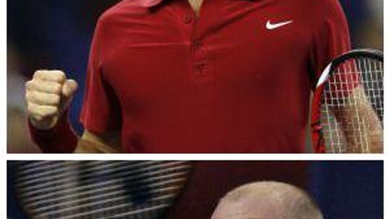 Roger Federer (hore) si po zbabranom dueli s Gonzálezom spravil chuť na Rusovi Davydenkovi (dole).