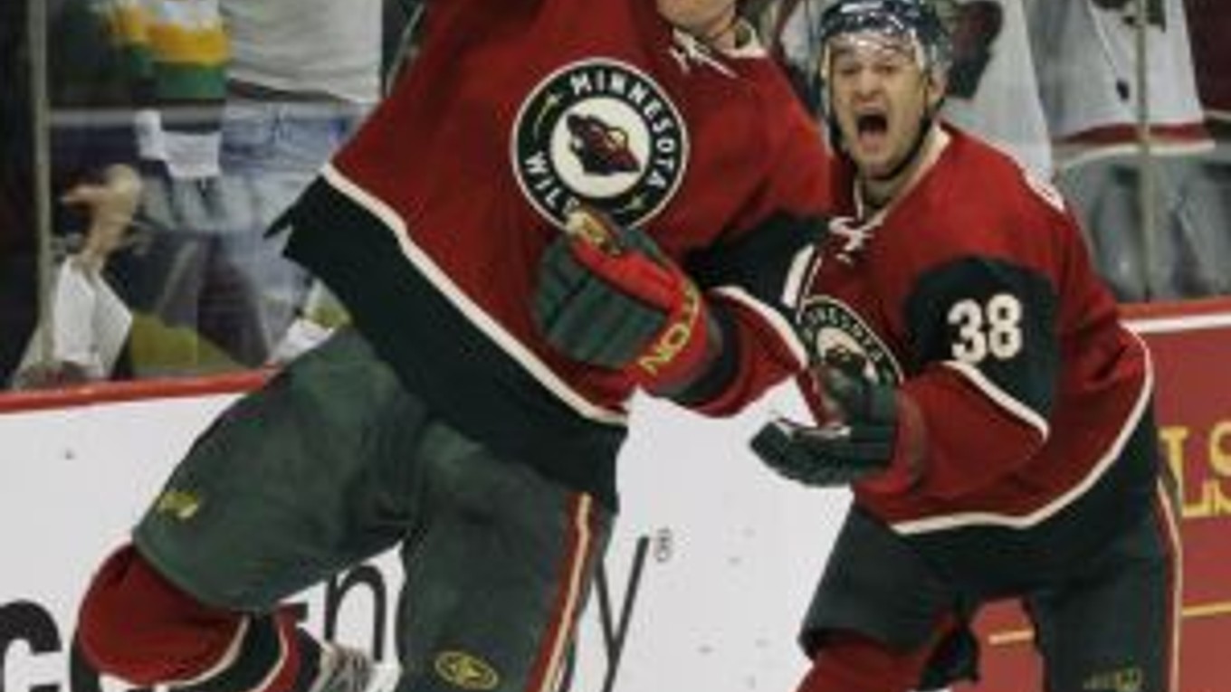 Marián Gáborík (vpredu) sa teší z gólu spoločne s Pavlom Demitrom.