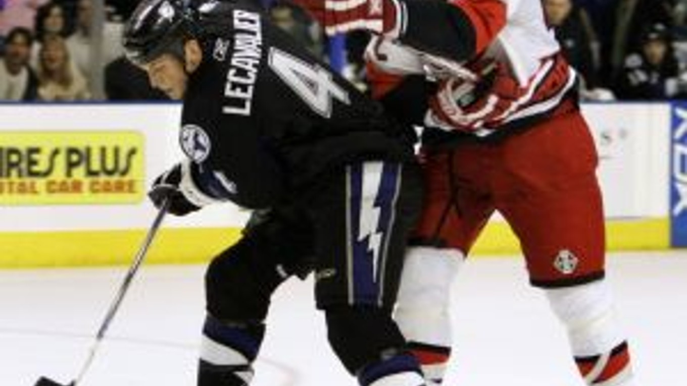 Vincent Lecavalier (4) je prvý hráč histórie Lightning, ktorý dosiahol dvojbodovú bilanciu v šiestom zápase v rade.