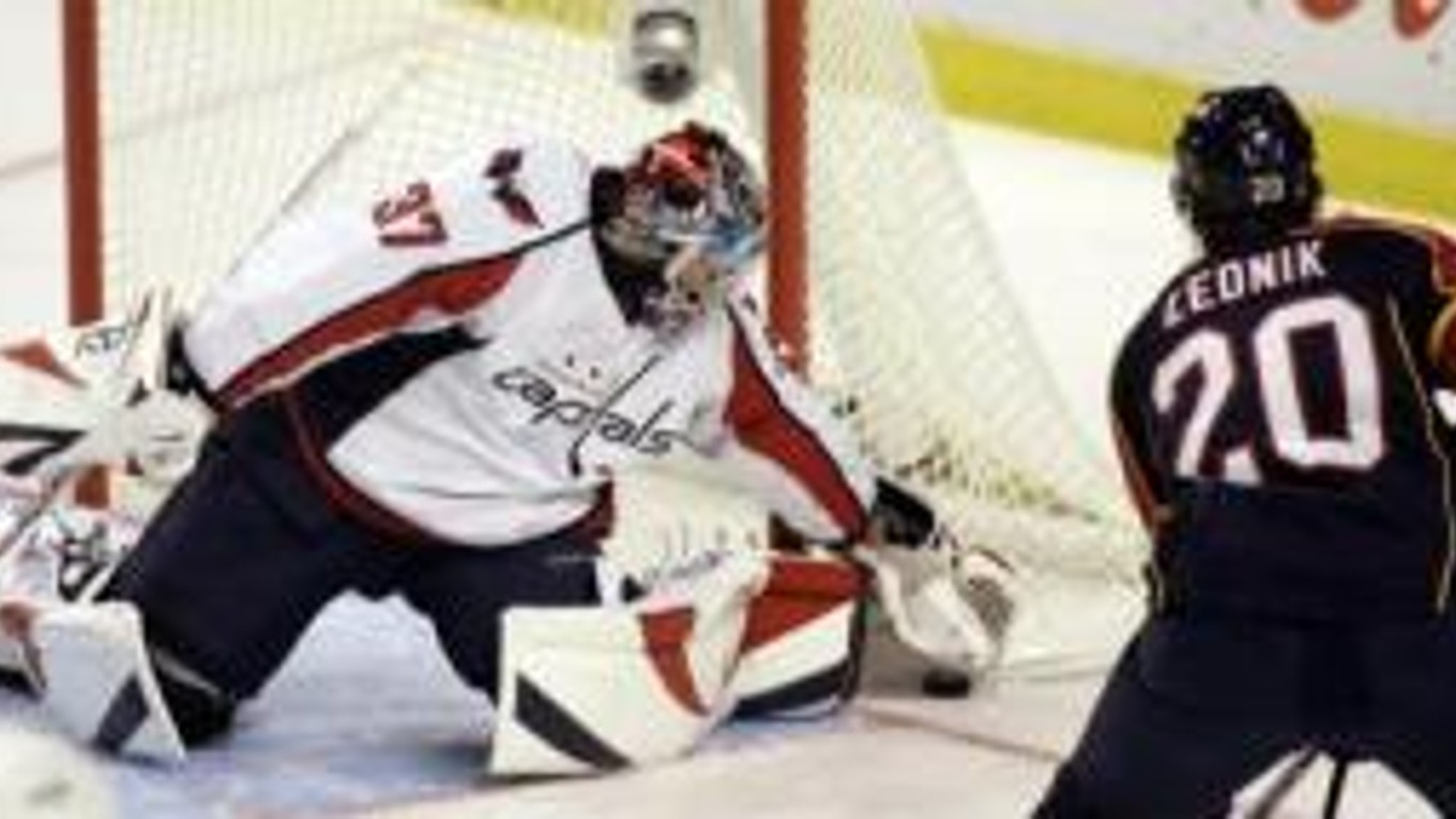 Brankár Washingtonu Olaf Kölzig chytá streľu Slováka Richarda Zedníka z Floridy Panthers v zámorskej NHL 15. novembra 2007 v Sunrise.