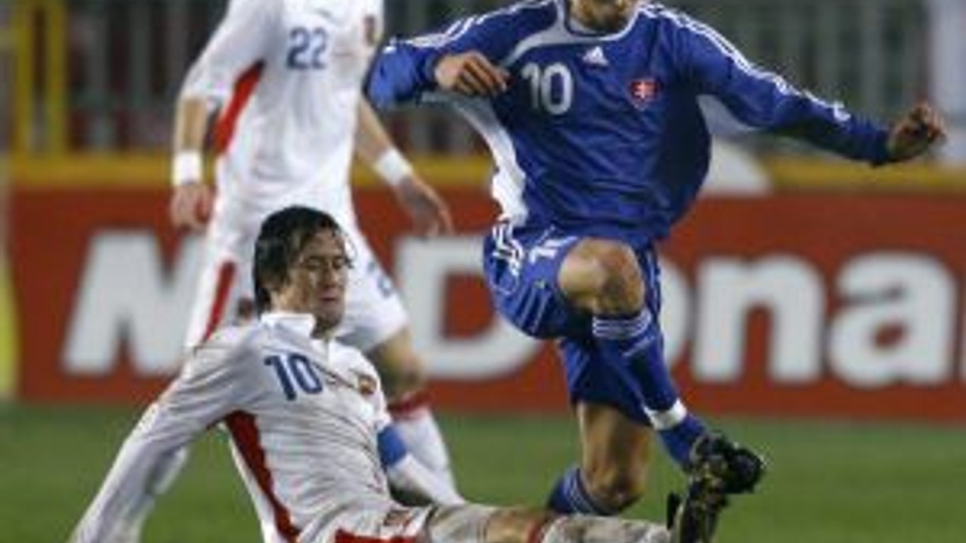 Marek Sapara (v modrom) v súboji s kapitánom Česka Tomášom Rosickým (na zemi).