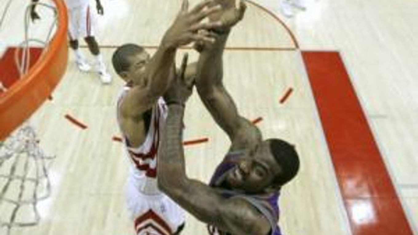 Uzdravený Amare Stoudemire pomohol Phoenixu 21 bodmi k výhre na palubovke silného Houstonu.
