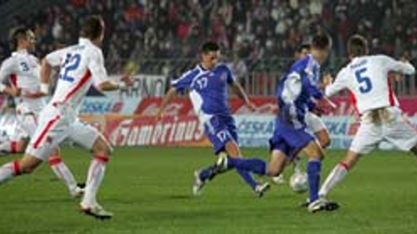 Marek Hamšík (č. 17) sa snaží prestrčiť loptu na Mareka Mintála, ktorého bráni Radoslav Kováč. Česko zdolalo v kvalifikácii ME 2008 Slovensko 3:1.