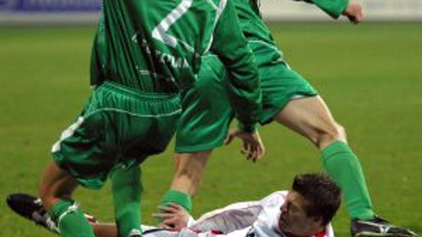 Ľubomír Bernáth z Trnavy (dole) bojuje s Michalom Piter-Bučkom a Jánom Šafrankom.