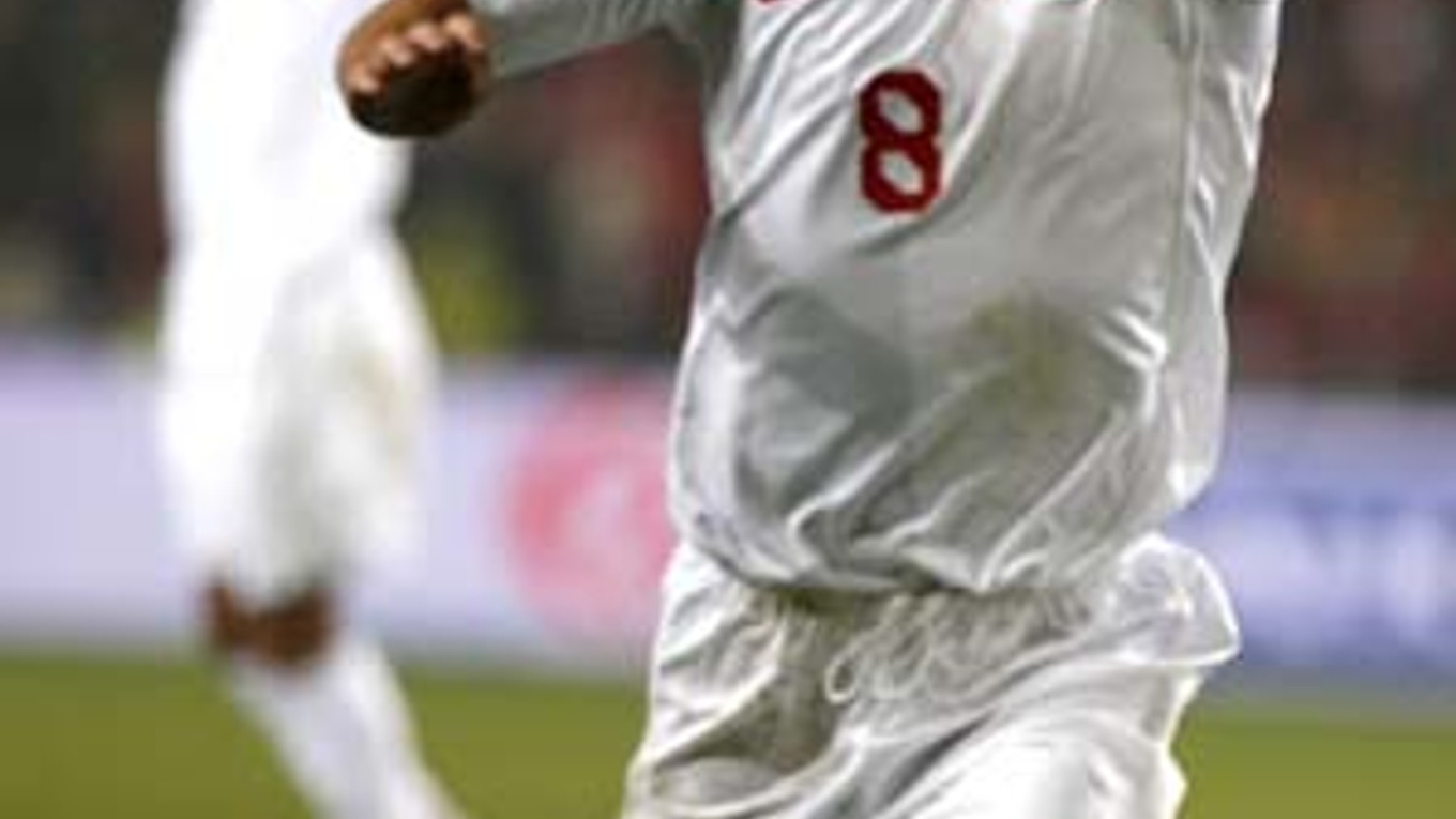 Nihat Kahveci sa teší z gólu, ktorý znamenal cenné víťazstvo 2:1 Turecka v Nórsku. Ak Turci dnes zdolajú doma Bosnu a Hercego­vinu, kvalifikujú sa na ME 2008.