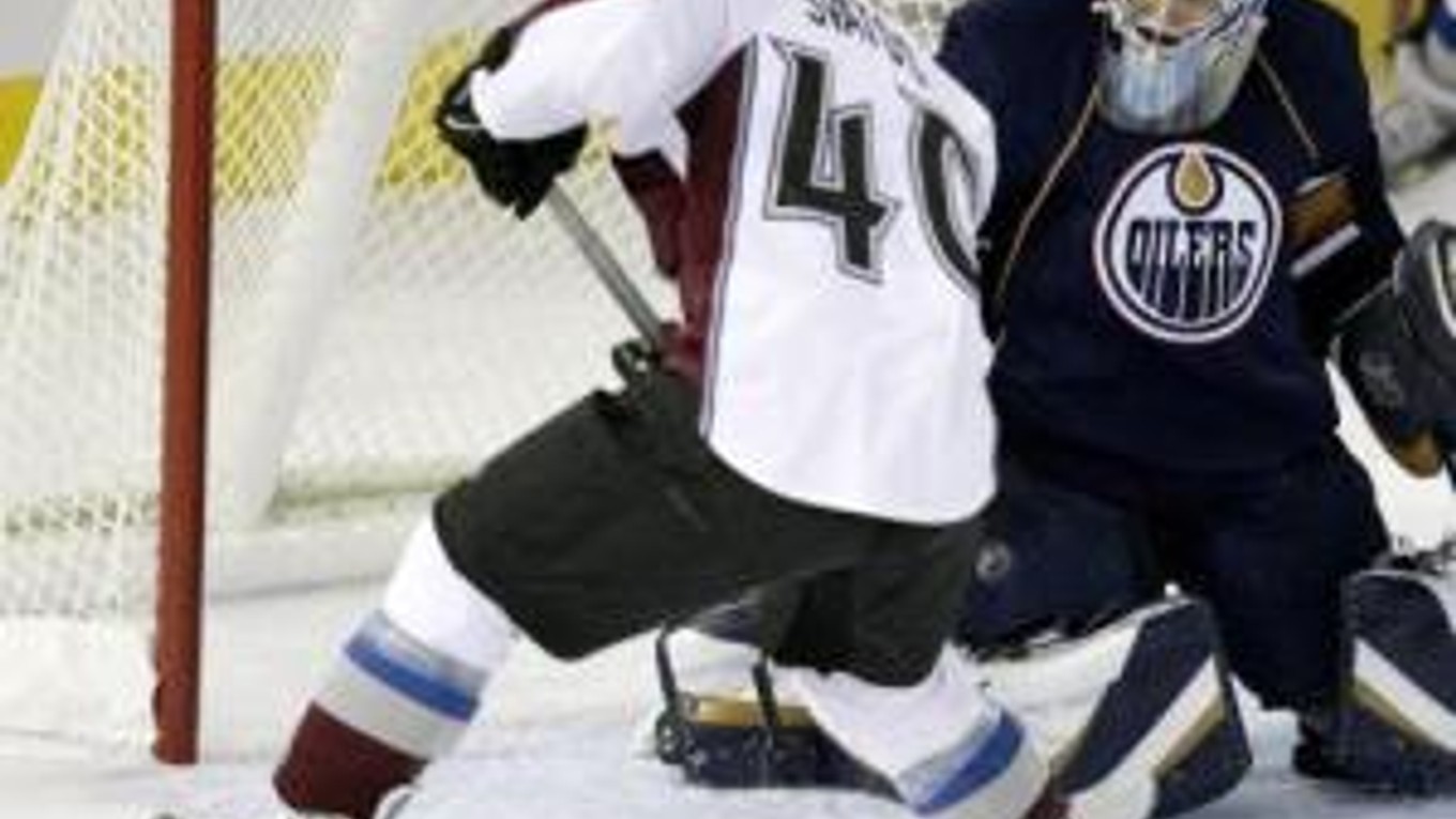 Marek Svatoš z Colorada Avalanche (vľavo) strieľa víťazný gól do brány Mathieu Garona z Edmontonu Oilers v hokejovom zápase zámorskej NHL 22. novembra 2007 v Edmontone