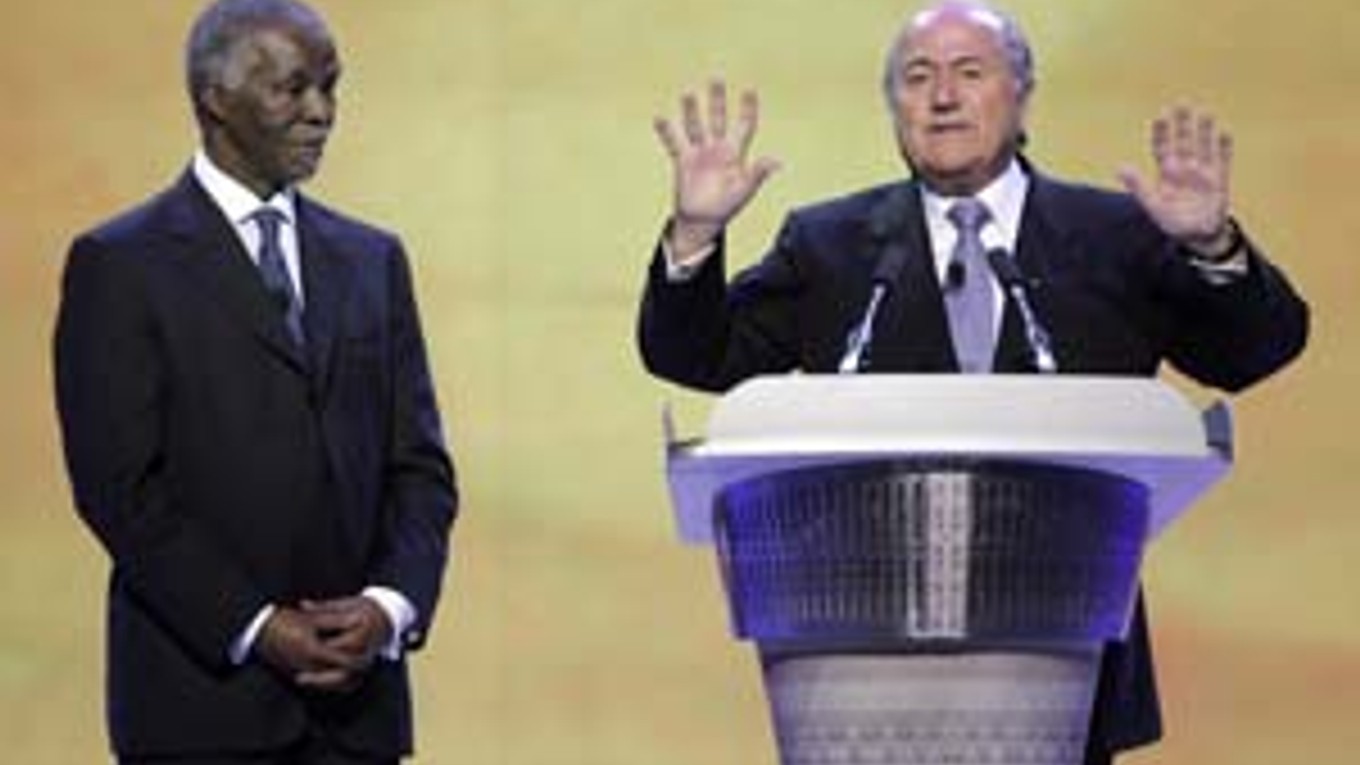 Prezident Svetovej futbalovej asociácie (FIFA) Sepp Blatter (vpravo) s prezidentom Juhoafrickej republiky Thabom Mbekim pred včerajším žrebovaním kvalifikácie majstrovstiev sveta vo futbale.