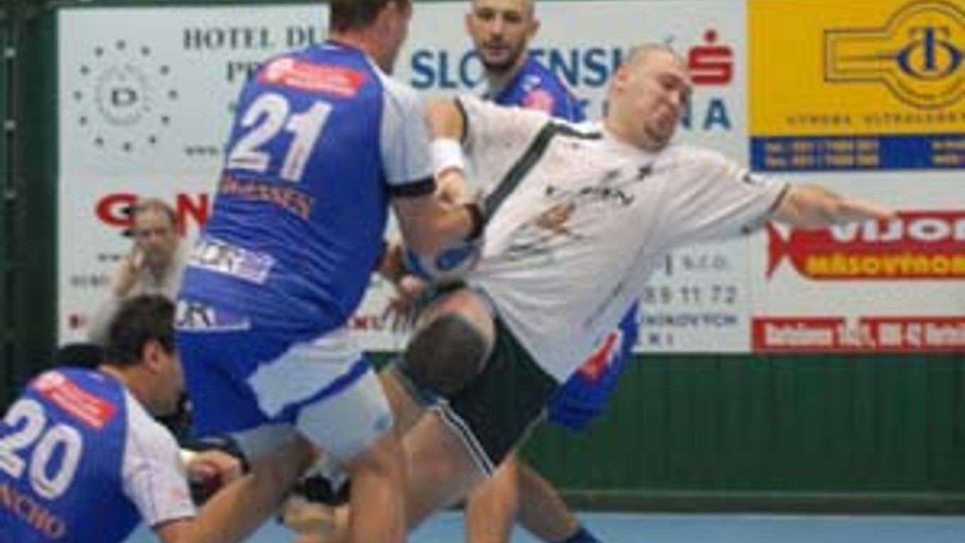 Lars Jörgensen (vľavo) fauluje Prešovčana Tomáša Mažára. Zo zápasu Ligy majstrov Tatran Prešov - Portland San Antonio 29:35.