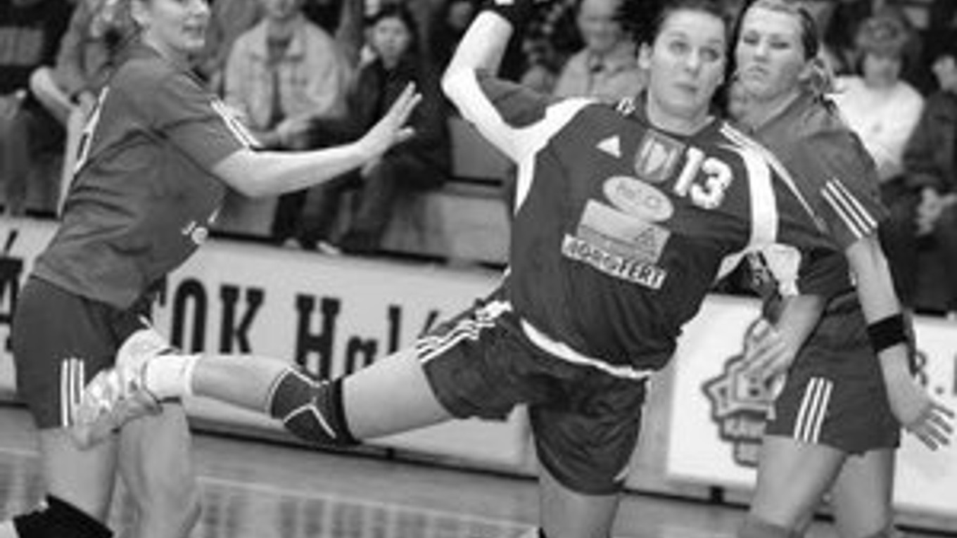 Aj na góly Kataríny Dubajovej (s loptou) sa bude Slovensko spoliehať v začínajúcej sa kvalifikácii ME 2008.