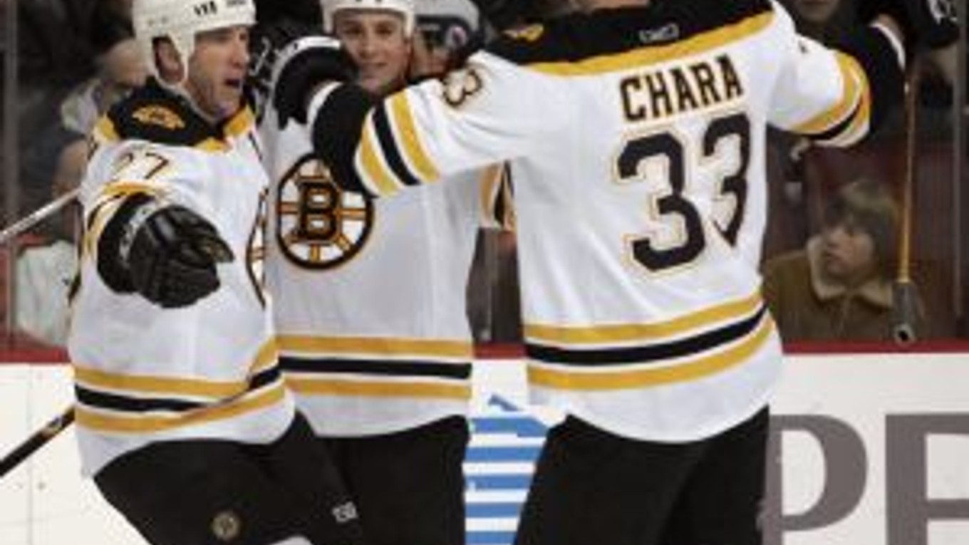 Hráči Bostonu zľava Glen Murray, Marc Savard a Zdeno Chára sa tešia z gólu do siete Philadelphie.