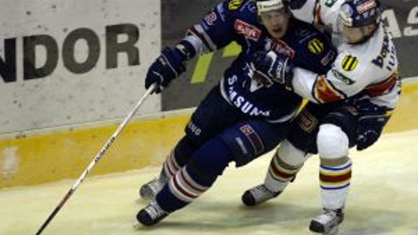 Richard Kapuš so Slovana (v tmavom) v súboji s Michalom Juraškom zo Zvolena.