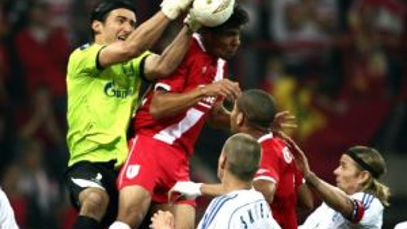 Kamil Čontofalský (Zenit Petrohrad, vľavo) bude musieť čeliť schopnostiam Mareka Mintála. Brankárovi slovenskej reprezentácie určite pomôže aj Martin Škrtel (na snímke v strede v bielom).