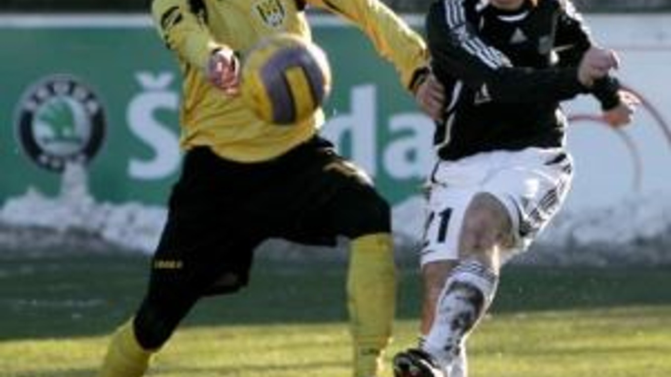 Zľava: Filip Kiss (Inter Bratislava) a Aleš Urbánek (Artmedia Petržalka) počas štvrťfinále 39. ročníka Slovenského pohára 2007/08: Artmedia Petržalka - Inter Bratislava. Bratislava, 28. november.