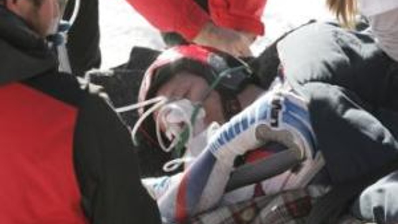 Lekári pri nórskom zjazdárovi Akselovi Lundovi Svindalovi, ktorý leží na nosidlách po ťažkom páde, počas úvodného tréningu na zjazd Svetového pohára alpských lyžiarov 27. novembra 2007 v coloradskom Beaver Creeku.