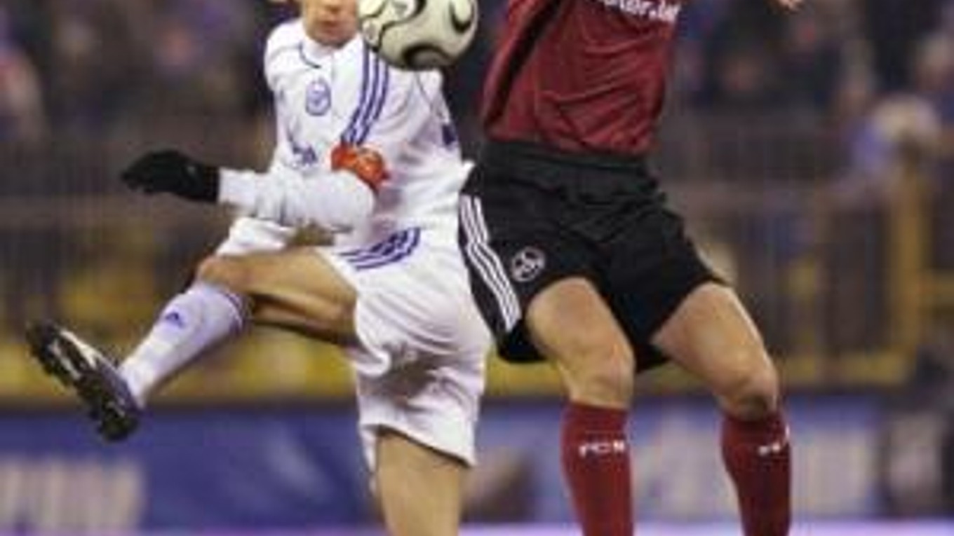 Marek Mintál v hlavičkovom súboji s Anatoliym Tymoschukom v zápase Zenit Petrohrad - 1, FC Norimberg