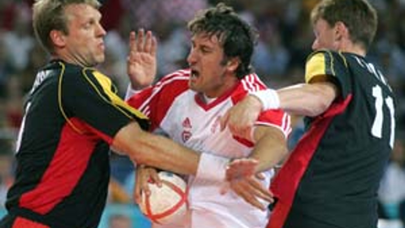 Igor Vori (v strede) sa prediera cez nemecké duo Klaus-Dieter Petersen (vľavo) a Volker Zerbe. Záber je z posledného olympijského finále hádzanárov v Aténach Chorvátsko – Nemecko (26:24). Ak MOV splní hrozby, je možné, že v Pekingu hádzanári bojovať o med