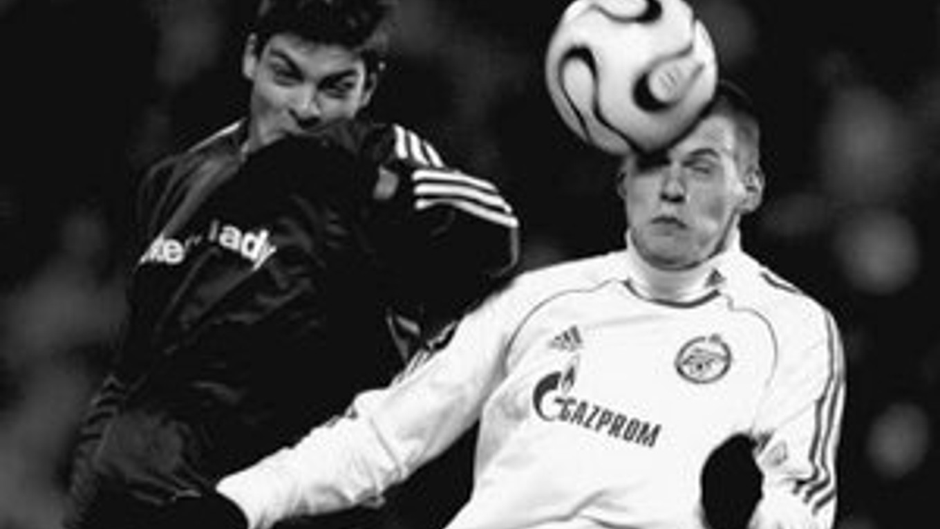 Martin Škrteľ (vpravo) zo Zenitu Petrohrad v súboji s útočníkom 1. FC Norimberg Angelosom Charisteasom. Zo stretnutia Pohára UEFA Petrohrad - Norimberg 2:2.