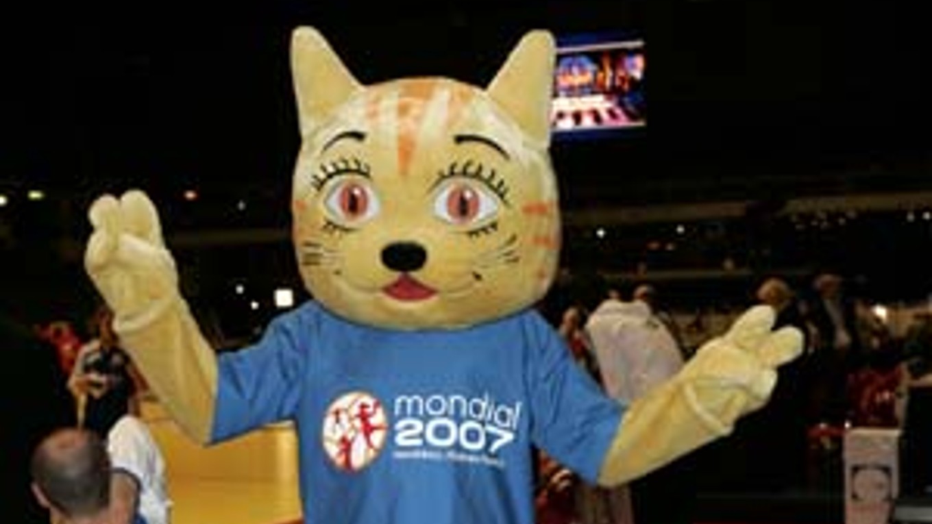 Mačka Chabala – maskot MS. Francúzky povzbudzovala už vlani v decembri na ME vo Švédsku.