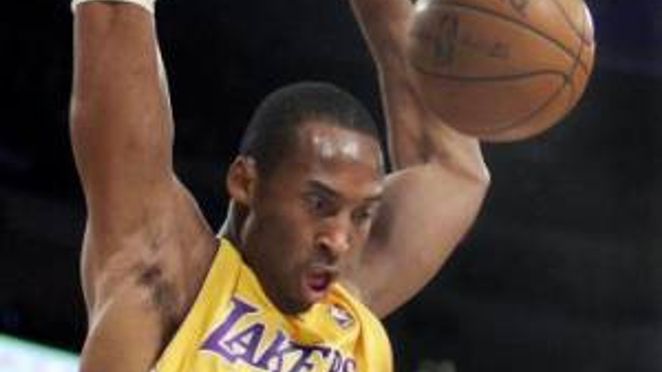 Smeč hviezdy LA Lakers Kobeho Bryanta v zápase proti Denveru.