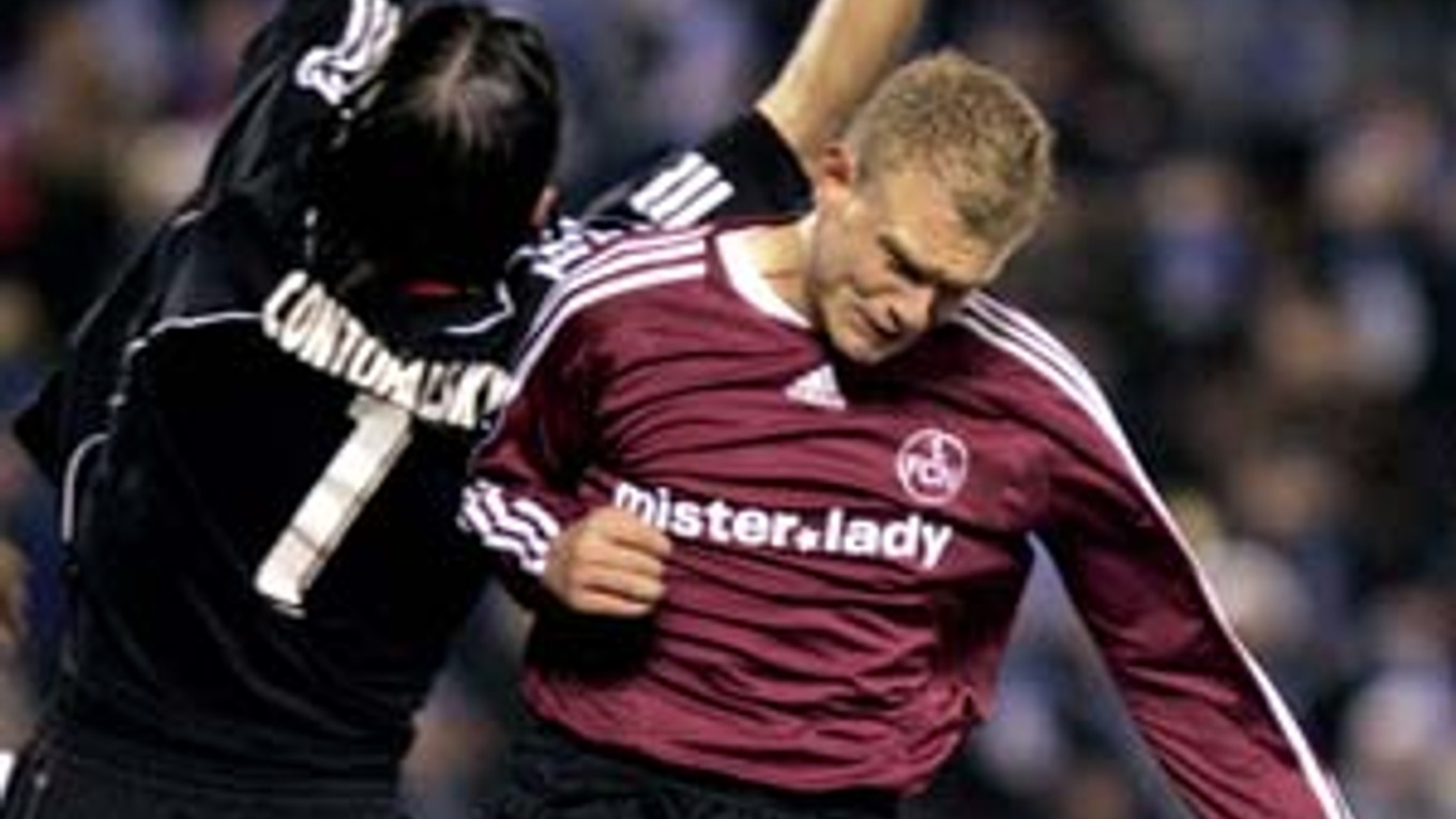 Kamil Čontofalský zachraňuje pred Andreasom Wolfom. Z Pohára UEFA Zenit Petrohrad – 1. FC Norimberg 2:2.