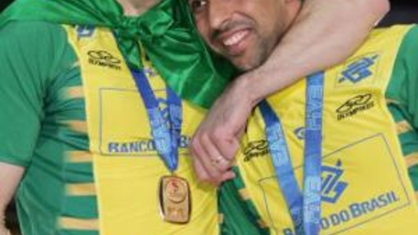 Brazílčan Gilberto Godoy Filho "Giba" (vľavo) bol vyhlásený za naužitočnejšieho hráča Svetového pohára.