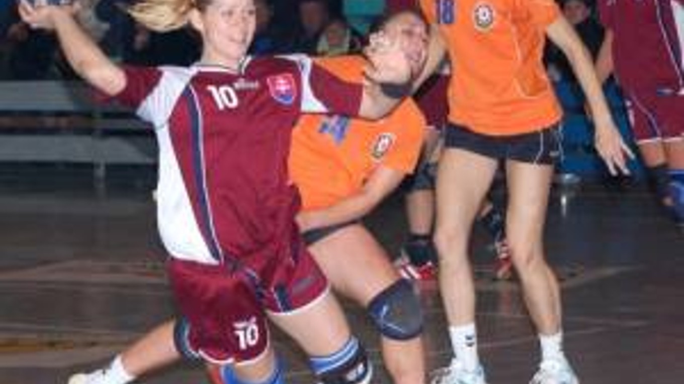 Slovenská pivotka M. Halásová (s loptou), bráni ju S. Abasová (vpravo) počas kvalifikačného stretnutia o postup na ME 2008 v Macedónsku medzi Slovenskom a Azerbajdžanom. Michalovce, 2. december 2007.
