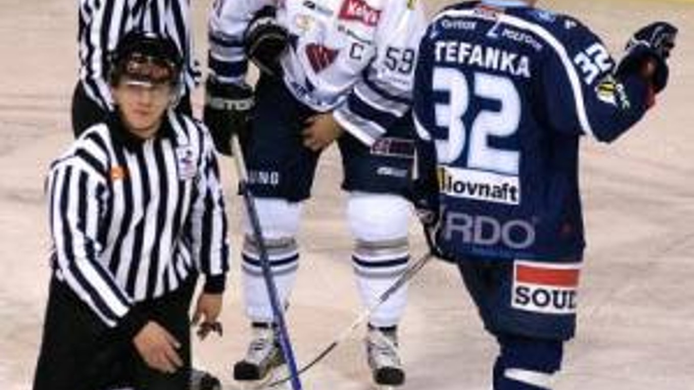 Kapitán Slova Bratislava Robert Dome /v strede/ si vyberá puk zo svojho výstroja v zápase 30. kola hokejovej Slovnaft extraligy medzi HK Ardo Nitra - Slovanom Bratislava 2. decembra 2007 v Nitre.