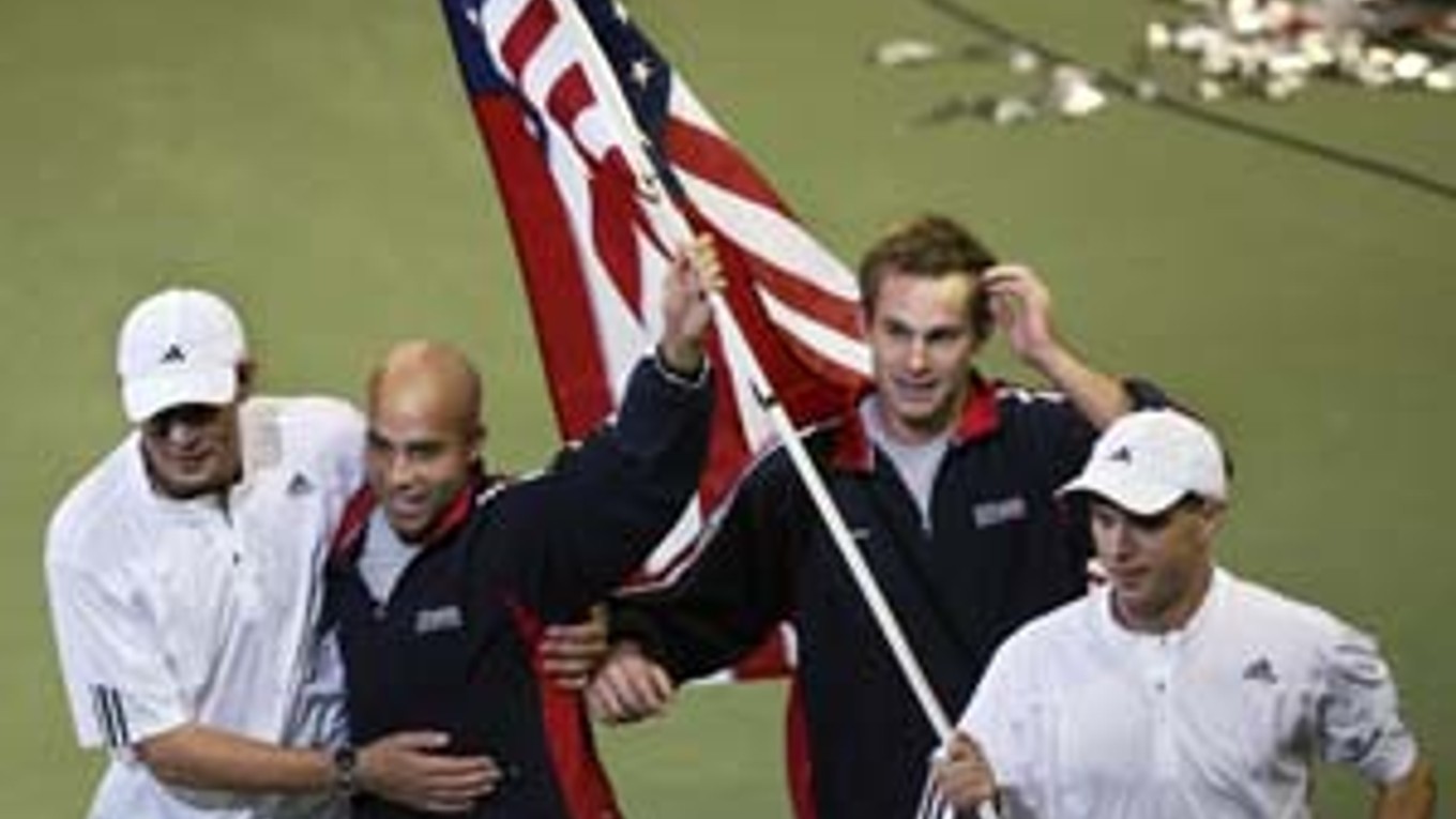 Americký tím sa teší z víťazstva v Davis cupe. Zľava je Bob Bryan, James Blake, Andy Roddick a Mike Bryan.