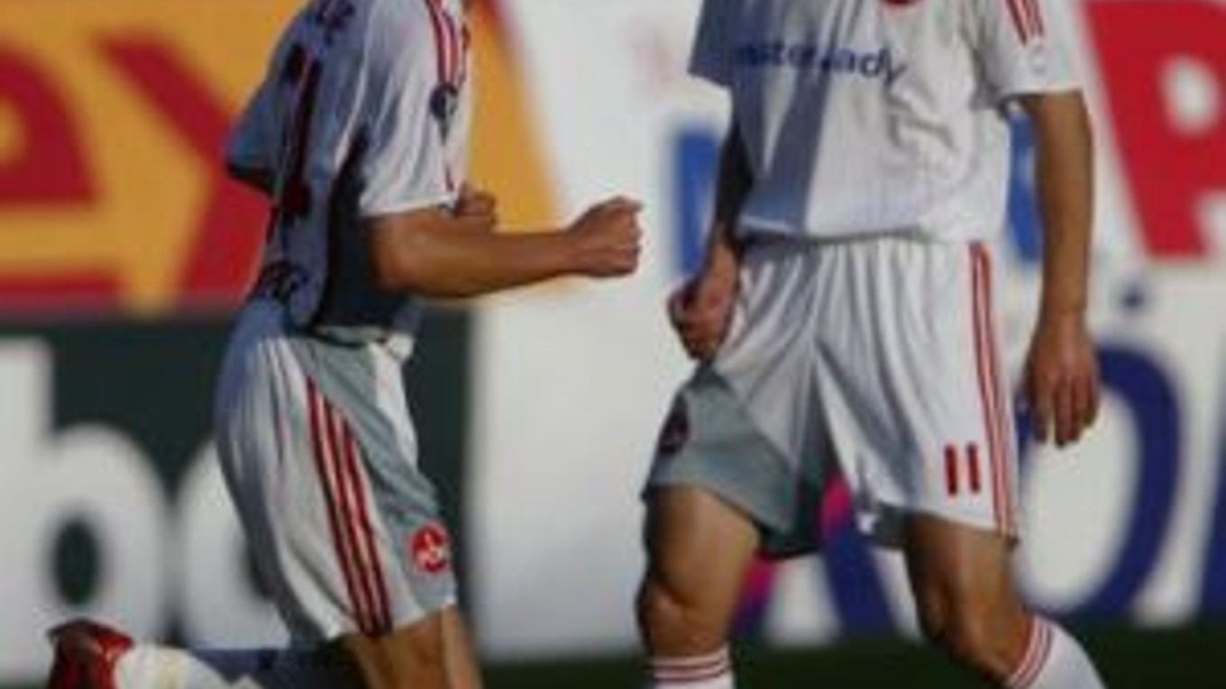 Hráč Norimbergu Peer Kluge (vľavo) oslavuje so slovenským spoluhráčom Marekom Mintálom (vpravo) svoj gól do brány Rapidu Bukurešť v zápase Pohára UEFA. Nemecký klub potrebuje vyhrať, aby si udržal nádej na postup.