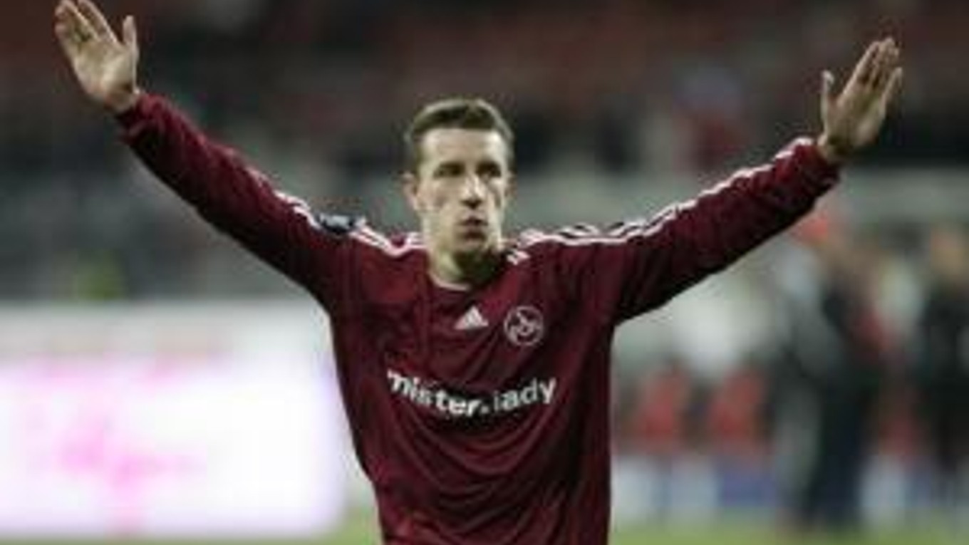 Marek Mintál sa teší z jedného zo svojich dvoch gólov do siete AZ Alkmaar.