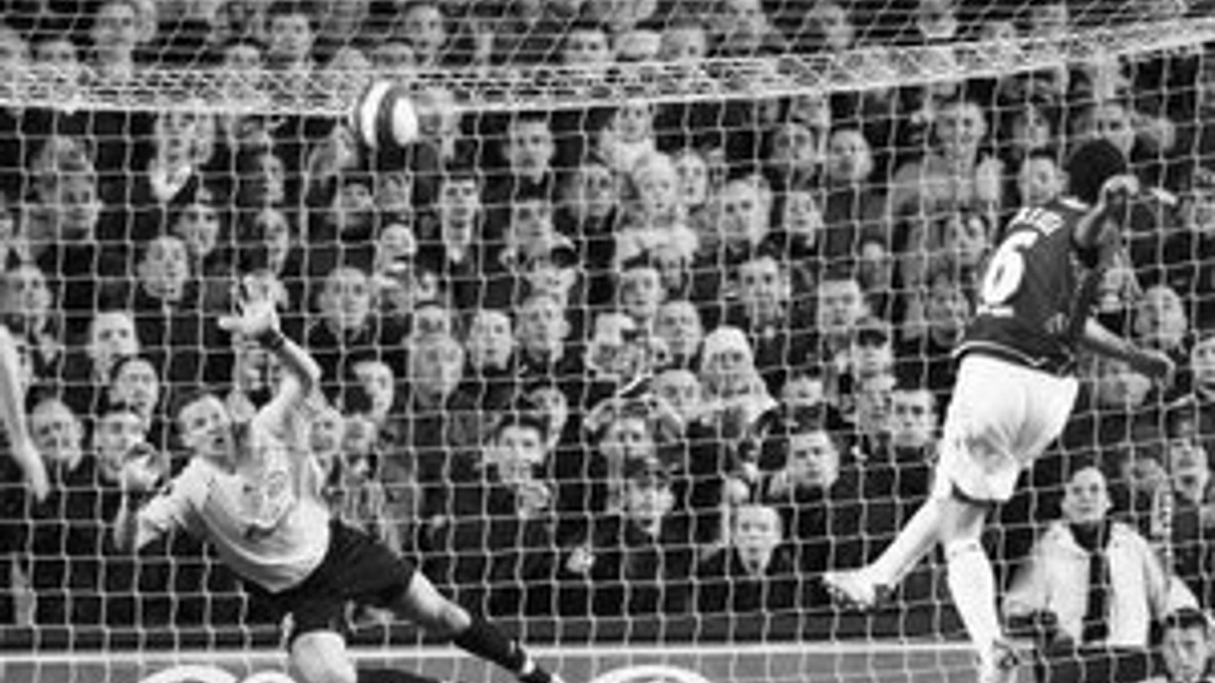 Španiel Arteta z Evertonu zahadzuje penaltu.