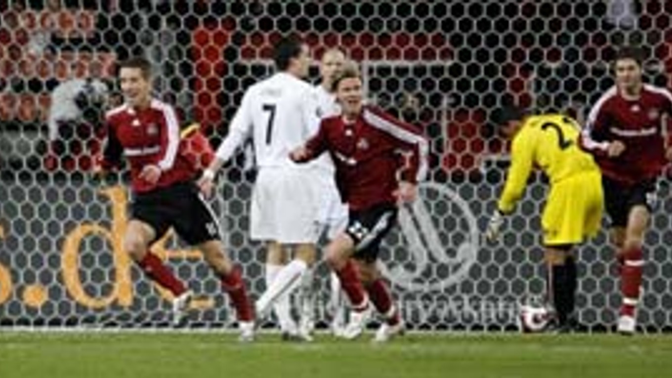 Marek Mintál (vľavo) oslavuje spolu s Markom Engelhardtom víťazný gól v sieti holandského Alkmaaru. Norimberg vďaka dvom gólom slovenského stredopoliara zdolal v Pohári UEFA Alkmaar 2:1 a udržal si nádej na postup zo skupiny.