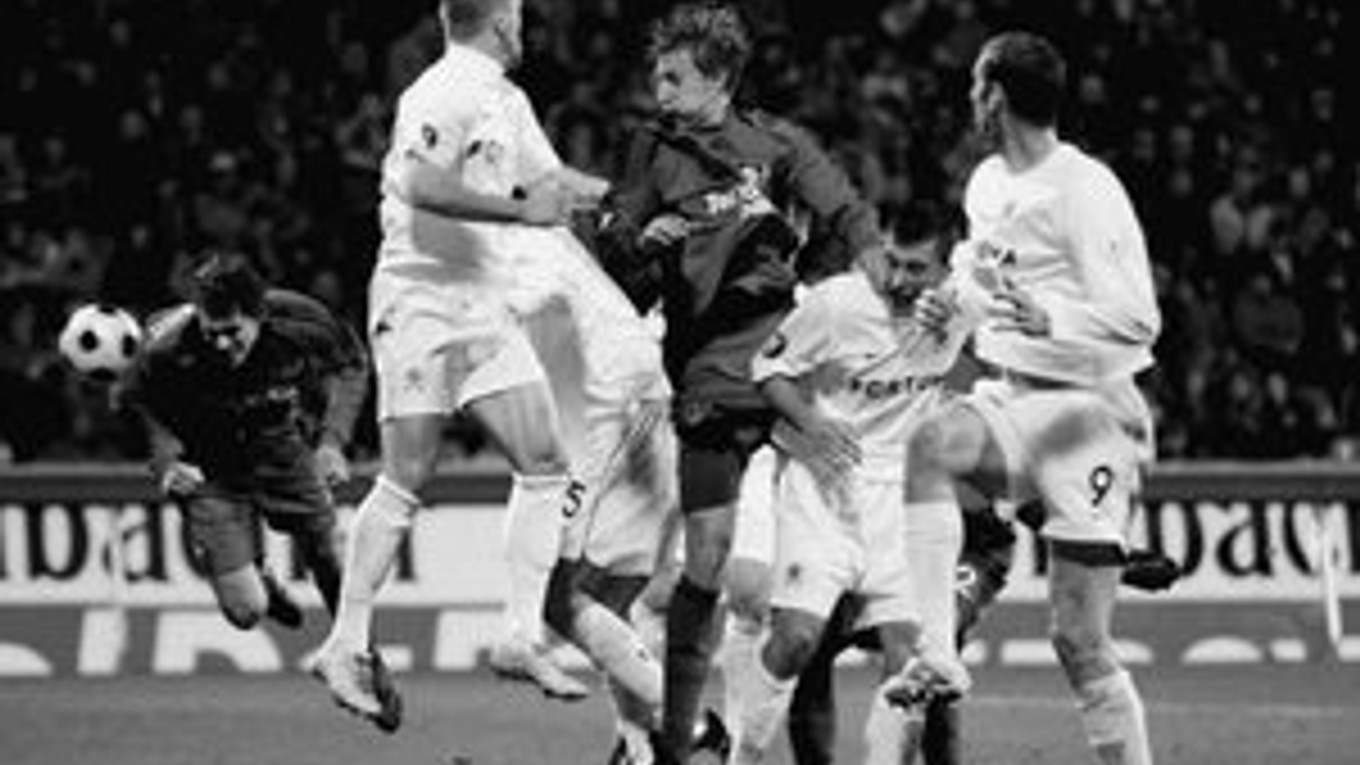 Manuel Friedrich (vľavo) strieľa jediný gól súboja so Spartou a ukončuje Pražanom pohárovú sezónu. Leverkusen vyhral 1:0.