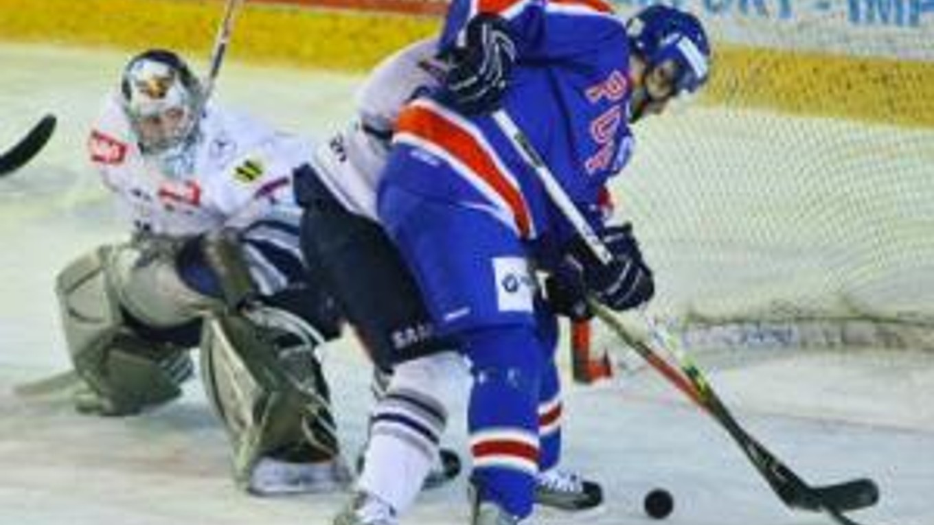 Brankár Slovanu Sasu Hovi inkasuje gól od Juraja Halaja z Popradu v zápase 32. kola slovenskej extraligy.