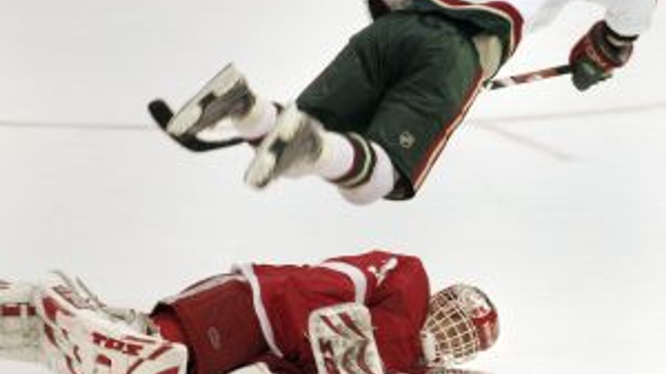 Dominik Hašek vs Marián Gáborík. Slovenský útočník Minnesoty si v istej chvíli zalietal.