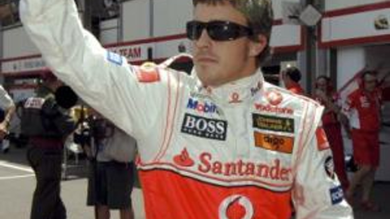 Dvojnásobný majster sveta v pretekoch F1 Fernando Alonso sa po roku rozlúčil s tímom McLaren Mercedes.